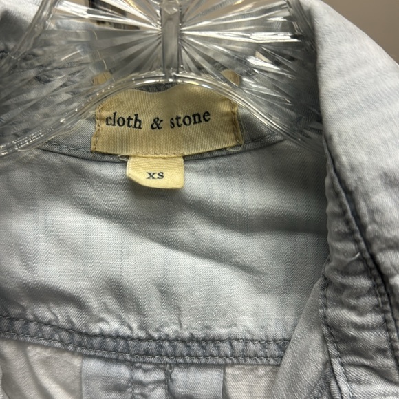 Cloth & Stone chambray top - Picture 2 of 3